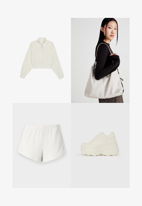 Kort genser i kremfarget stoff, med høy krage, halv glidelås, elastisk nederste kant og mansjetter, med en glatt tekstur og minimalistisk design.; Hvite ribbede shorts i stoff med elastisk midje, med en avslappet passform og buet nederkant. Bakre sømdetalj synlig.; Hvite plattformsnickers med en glatt læraktig overdel, avrundet form, polstret krage og teksturert gummisåle med tydelige dekk.; Beige håndveske laget av mykt materiale, med en slapp design, sydd detaljer og to skulderstropper. Passer for daglig bruk.