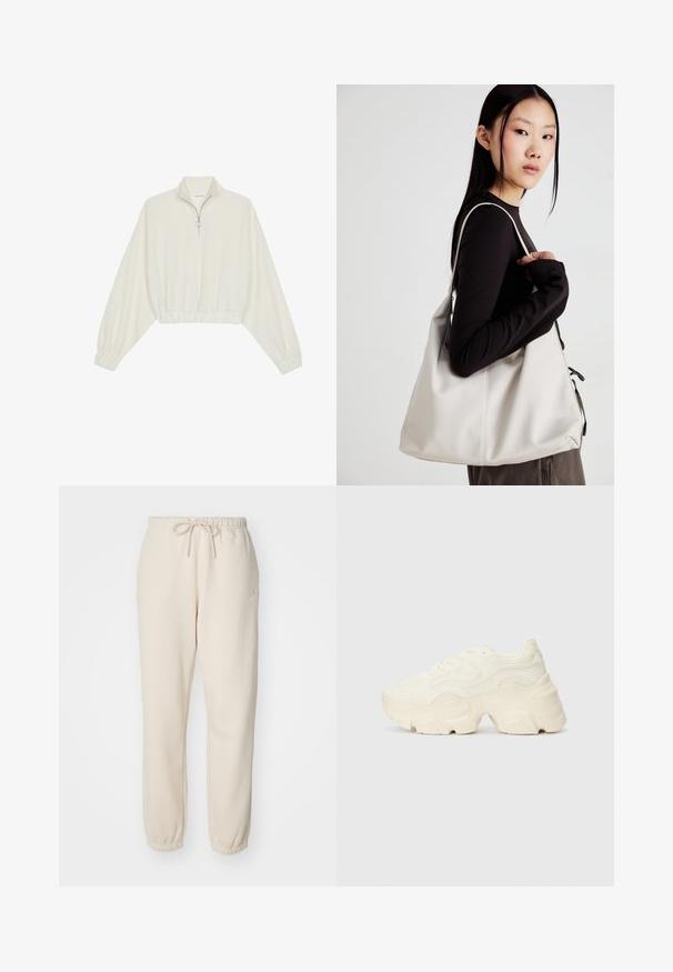 Kort striktrøje i cremefarvet stof med høj krave, halvlynlås, elastisk kant og manchetter, glat tekstur og minimalistisk design.; Beige sweatpants lavet af blødt stof, med elastisk talje og snøre, smalle ankler og en lille logo accent.; Chunky hvide sneakers lavet af tekstureret mesh og syntetiske materialer, med en tyk sål og intrikate mønsterdetaljer langs siderne.; Beige håndtaske lavet af blødt materiale med et slouchy design, stikninger og to skulderremme. Velegnet til daglig brug.