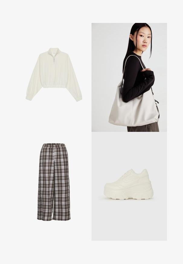 Skórzany pulower w kolorze kremowym, z wysokim kołnierzem, półzamkiem, elastycznym wykończeniem u dołu i mankietami, o gładkiej teksturze i minimalistycznym designie.; Spodnie w kratę o szerokich nogawkach w kolorze brązowym, białym i szarym; elastyczny pas; miękka tkanina; charakteryzują się klasycznym wzorem kraty.; Białe sneakersy na platformie z gładkim, skórzano przypominającym wierzchem, zaokrąglonym kształtem, wyściełanym kołnierzem oraz teksturowaną gumową podeszwą z wyraźnym bieżnikiem.; Beżowa torebka wykonana z miękkiego materiału, charakteryzująca się luźnym fasonem, wyszywanymi detalami i dwoma uchwytami na ramię. Idealna na co dzień.