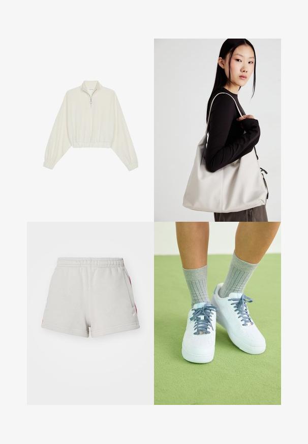 Zkrácený svetr z krémové látky, který má vysoký límec, poloviční zip, elastický spodní lem a manžety, hladkou texturu a minimalistický design.; Šedé bavlněné šortky s pružným pasem na šňůrku, bočními kapsami a červenými akcenty. Na dolní levé straně se nachází malé bílé logo.; Bílé kožené tenisky s modrými akcenty, perforovaným designem špičky a texturovanými modro-bílými tkaničkami, obuté s šedými žebrovanými ponožkami.; Beige kabelka vyrobená z měkkého materiálu, s volným designem, prošívanými detaily a dvěma ramenními popruhy. Vhodná pro každodenní použití.