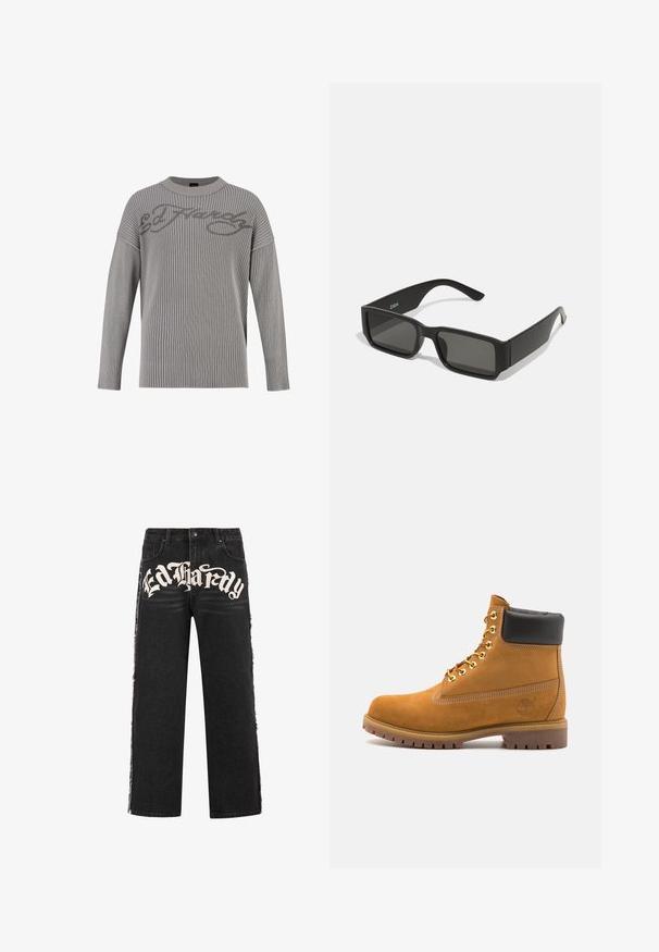 Šedý žebrovaný pletený svetr s kulatým výstřihem, spuštěnými rameny a strukturovaným povrchem. Na přední straně se nachází logo "Ed Hardy" v tmavší šedé barvě.; Černé džíny širokého střihu s roztrhanými okraji a výrazným bílým textem "Ed Hardy" vpředu. Mají standardní zapínání na knoflík.; Hnědé semišové kotníkové boty s černým polstrovaným límcem, zlatými kovovými očky, bílým prošíváním a odolnou gumovou podrážkou s výraznými drážkami.; Černé sluneční brýle s obdélníkovými čočkami, matný plastový rám a rovné okraje. Obsahují logo značky na vnitřní straně ramena.