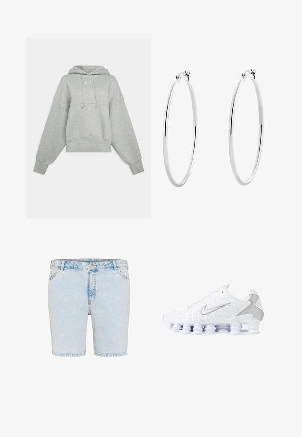 Felpa corta grigia realizzata in tessuto morbido. Presenta un cappuccio con cordino regolabile, maniche ampie e un piccolo logo sul davanti.; Pantaloni corti in denim blu chiaro con taglio dritto, cinque tasche e cuciture visibili. Presentano una chiusura con bottone e cerniera.; Scarpe sportive bianche con tomaia in rete, dettagli argentati e un design unico della suola a molla. Presentano un colletto imbottito e chiusura con lacci per una vestibilità ottimale.; Orecchini a cerchio in argento con una superficie liscia e lucida e una forma circolare sottile. Il design presenta una chiusura sicura.