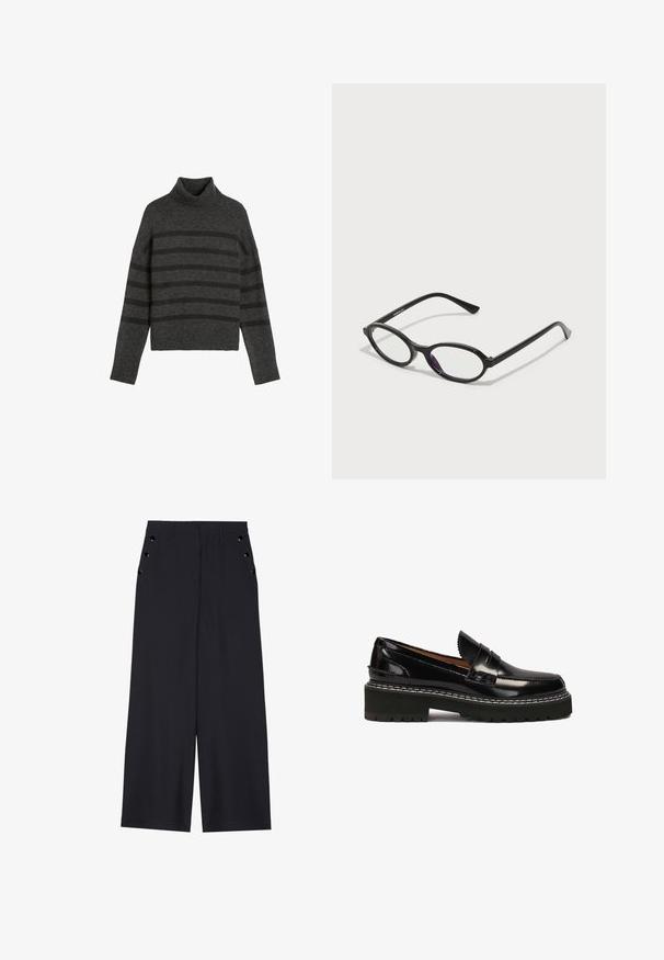 Donkergrijze coltrui van zachte stof, met horizontale zwarte strepen, lange mouwen en een verkort ontwerp.; Zwarte wijde broek in donkerblauw materiaal, met een gladde textuur, voorplooien en decoratieve goudkleurige ogen op de zijzakken.; Zwarte lakleren instappers met een robuuste zwarte rubberen zool, benadrukt door witte stiksels en een decoratieve voorband.; Zwarte ovale brillen met doorschijnende paarse accenten op de lenzen. De monturen hebben een matte afwerking en slanke, rechte veren.; Zwarte handtas met gestructureerde vorm, gladde textuur en een metalen sluiting. Gecombineerd met brede zwarte broeken en sandalen met open teen op een houten vloer.