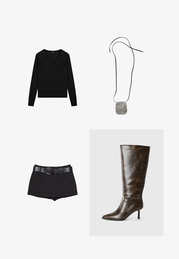 Schwarzer Pullover mit langen Ärmeln und V-Ausschnitt. Aus weichem Material, mit taillierter Passform und gerippten Kanten. Schlichtes Design, ohne Muster.; Schwarze Shorts mit glatter Textur, ausgestattet mit einem breiten schwarzen Gürtel und silberner Schnalle, geschnitten in einem figurbetonten Design mit einem leicht hoch geschnittenen Bund.; Braune, abgenutzte Lederkniehohe Stiefel mit spitzem Zeh und dünnem Stiletto-Absatz auf weißem Hintergrund.; Ein Anhänger-Halskette mit einem strukturierten, metallischen Silberquadrat-Anhänger an einem schwarzen Band. Hervorzuhebende Details sind filigrane Muster und eine glatte Oberfläche.