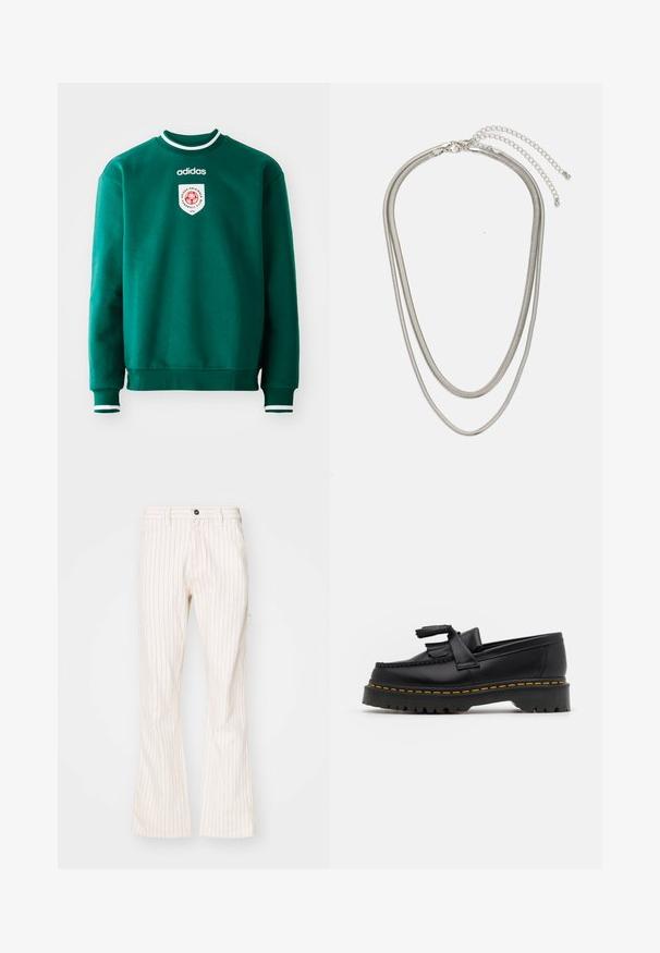 Grüner Sweatshirt mit Rundhalsausschnitt, weißen Akzenten am Kragen und an den Bündchen, mit einem runden Logo auf der Brust. Hergestellt aus weichem, strukturiertem Material.; Helle, cremefarbene Schlaghosen mit vertikalen roten Nadelstreifen, ausgestattet mit einem Knopfverschluss, seitlichen Taschen und einem glatten, strukturierten Stoff.; Schwarze Lederloafers mit einem fransenverzierten Akzent, ausgestattet mit einer robusten schwarzen Sohle und gelber Naht entlang der Kante. Texturierte Oberfläche.; Dreischichtige Halskette aus Silbermetall mit schlanken, flexiblen Ketten mit leichtem Glanz, gesichert mit einem Karabinerverschluss und verstellbarer Kette.