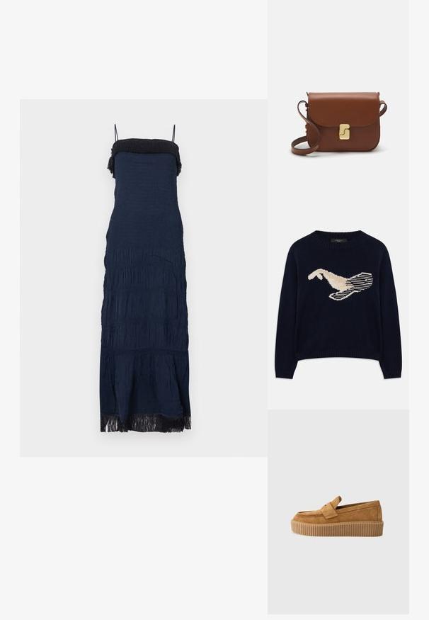 Tmavě modrý pletený svetr se smetanovým grafickým motivem ptáka. Design obsahuje liniové vzory a žebrovaný výstřih a manžety.; Tmavě modré šaty bez ramínek s nařaseným živůtkem, texturovanou látkou, vícero řaseními a třásňovým lemem. Nastavitelné tenké ramínka.; Hnědé semišové mokasíny s kulatou špičkou, se žebrovanou platformou a dekoračním páskem přes vrch.; Hnědá kožená kabelka s klopou, zlatými kovovými detaily, ramenním popruhem a hladkým povrchem. Kompaktní obdélníkový tvar.