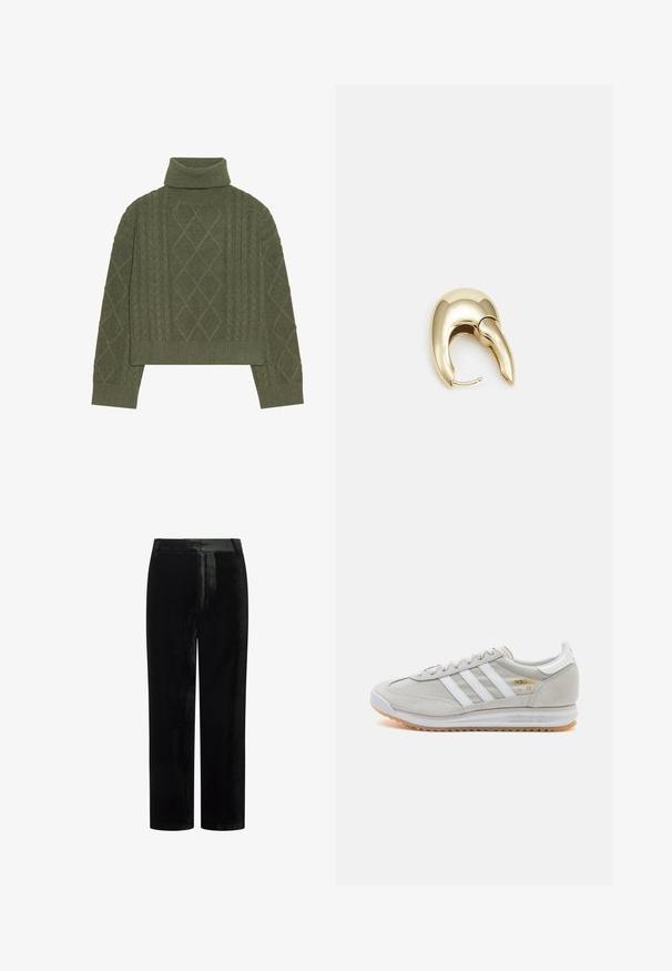 Olivnozeleni pulover s turtleneck iz kabelskega pletenja, z diamanti in rebrastim robom ter manšetami.; Črne žametne hlače s ravnim krojem, ki imajo gladko teksturo brez vidnih kovinskih delov ali okraskov.; Svetlo sivi tenisice od antilopa i mrežaste tkanine, s tri bijele pruge, okruglim vrhom i gumenim potplatom. Zlatni logo akcent blizu vezica.; Uhane nakit iz zlatastega tona z gladko, ukrivljeno zasnovo. Ima edinstveno koničasto obliko, polirano površino in zaponko s tečajem.