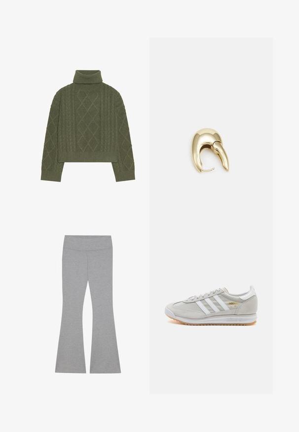 Olijfgroene coltrui met kabelpatroon, met diamantvormige patronen en geribde zoom en manchetten.; Grijze flare leggings van zacht, rekbaar materiaal. Voorzien van een gladde tailleband en een aansluitende bovenbeen die uitloopt bij de zoom.; Lichtgrijze sneaker van suede en mesh, met drie witte strepen, ronde neus en een gumrubberen zool. Gouden logo-accent bij de veters.; Gouden metalen oorbel met een slank, gebogen ontwerp. Beschikt over een kenmerkende puntige vorm, gepolijste oppervlakte en scharnier sluiting.