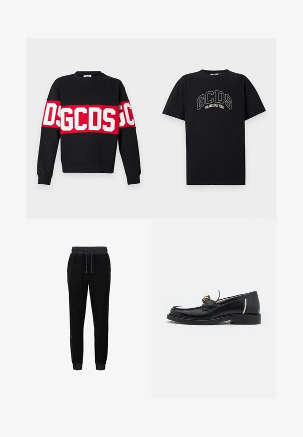 Schwarzer Pullover mit einem breiten roten Streifen und großen weißen Buchstaben "DSGDCS" über der Brust. Klassischer Rundhalsausschnitt und gerippte Bündchen.; Schwarzes Baumwoll-T-Shirt mit kurzen Ärmeln. Mit weißem GCDS-Logo und dem Text "MILANO ITALY 1988" in einem Bogen. Standard Passform und Rundhalsausschnitt.; Schwarze Velours-Jogginghose mit geripptem Bund und Bündchen, ausgestattet mit einem Kordelzug und einem kleinen Logo-Detail an der unteren Seite.; Schwarze Lederloafers mit runder Zehenpartie, weißen Akzenten und goldenen Beschlägen auf dem Vorderblatt. Verfügt über ein strukturiertes Patch und einen gestapelten Absatz.