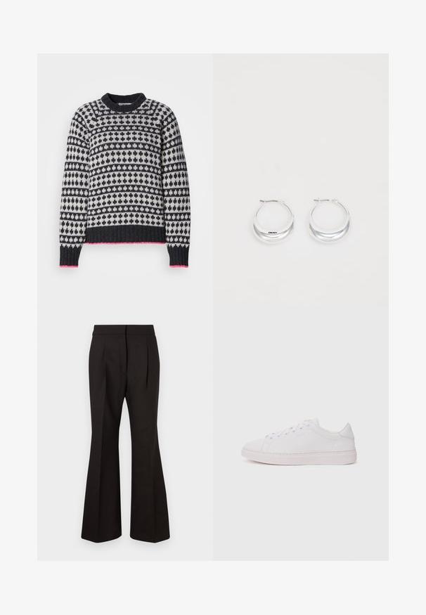 Dzianinowy sweter z okrągłym dekoltem, geometryczne wzory w granacie i kremie, z różowym obszyciem i ściągaczami na mankietach. Miękka tekstura.; Czarne spodnie dzwony o gładkiej teksturze, z wysokim stanem, bocznymi kieszeniami i plisami z przodu, co dodaje szczególnego charakteru.; Białe sneakersy z gładką skórzaną cholewką, okrągłym czubkiem i płaską gumową podeszwą. Posiadają sznurowane zapięcie oraz subtelne logo z boku.; Srebrne kolczyki w kształcie kółek o polerowanej powierzchni z logo DKNY, wyeksponowane na jednolitym białym tle.
