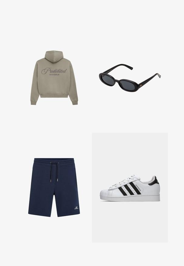 Švarkas su gobtuvu šviesiai pilkos spalvos, laisvas. Ant nugaros dideliu kursyvu užrašyta „Draudžiama“ ir „10119 BERLYNAS“. ; Tamsiai mėlynos medvilninės šortai su elastine juosta, sustiprinimu virvele, šoninėmis kišenėmis ir baltu logotipu ant apatinės kairės kojos.; Balti Adidas Superstar sportbačiai su juodomis juostelėmis, apvaliu pirštu ir „Superstar“ užrašu šone, pateikti kairiajame profilyje ant balto fono.; Juodos didelės saulės akinių su ovaliais objektyvais, lygia plastiko rėmeliu ir aukso akcentais ant šventyklos. Tamsūs objektyvai suteikia apsaugą nuo saulės.; MM6 Maison Margiela FLAT SADDLE MINI BAG UNISEX - Rankinė per petį - root brown