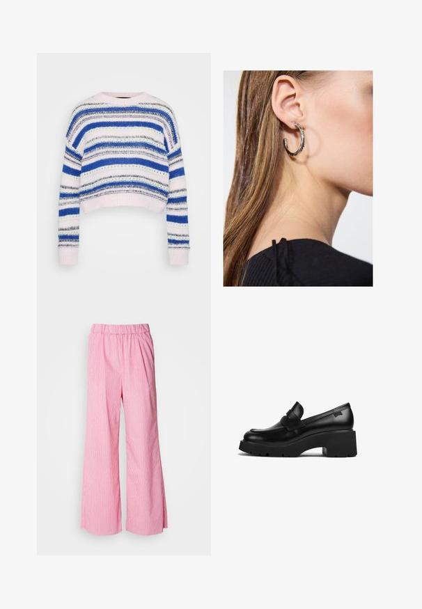 Csíkos pulóver kék, fehér és szürke színben, rövidített fazonnal; bordás mandzsettákkal és aljjal rendelkezik; puha kötött anyagból készült.; Rózsaszín, széles lábú nadrág függőleges fehér csíkokkal, gumis derékkal, könnyű anyagból készült, és kényelmes, laza fazonú.; Fekete bőr, vastag sarkú loaferek vastag talppal és a felső részén egy pánttal, oldalról bemutatva, fehér háttér előtt.; Ez egy ezüst fülbevaló, sima felülettel, amelyen apró arany díszítőelemek találhatók. Kerek formájú és a fülcimpán viselik.
