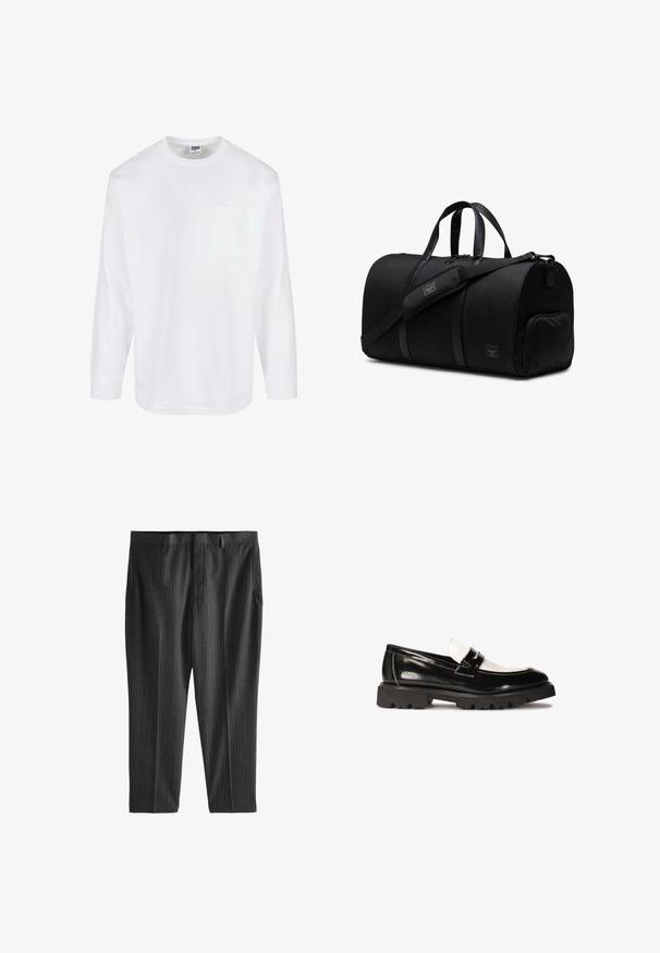 Hellegrauer Strickpullover mit einem Viertelreißverschlusskragen, geripptem Muster und langen Ärmeln, kombiniert mit olivgrünen Hosen.; Urban Classics HEAVY OVERSIZED - Langarmshirt - white; Next STRIPE-REGULAR FIT - Chino - charcoal grey; Schwarze Lackleder Slipper mit einem weißen Lederakzent, dicker Gummisohle mit schwarzem Profil und gesteppten Details. Glatte Textur mit glänzendem Finish.; Schwarze Sporttasche aus robustem Material mit Lederakzenten, ausgestattet mit zwei Griffen, einem verstellbaren Schulterriemen und einer Reißverschluss-Seitentasche.