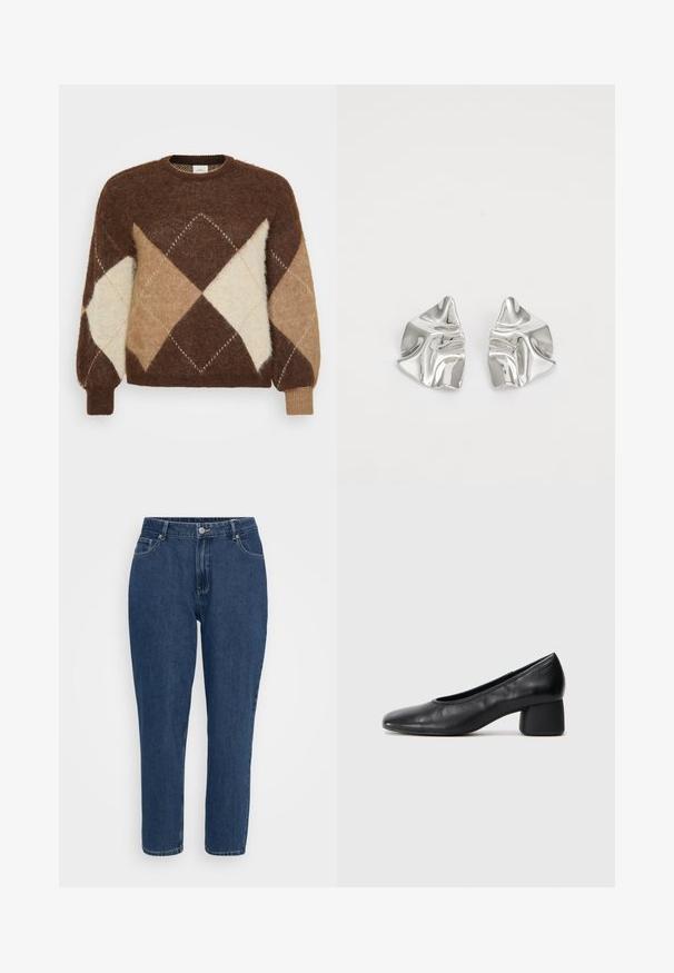 Sweater de mohair castanho com padrão de diamante em bege, areia e creme. Decote arredondado e punhos canelados, textura suave.; Jean de ganga azul escuro de cintura alta, corte reto, com bolsos frontais, passantes para cinto, botão de metal e fecho de zip numa fundo branco.; Sapato de salto preto em couro com bico arredondado e salto médio bloco. Textura suave com detalhes mínimos, apresentando uma abertura elástica discreta.; Brincos de metal prateado com um design ondulante e escultural, apresentando um acabamento polido e formas irregulares, destacando uma estética contemporânea.