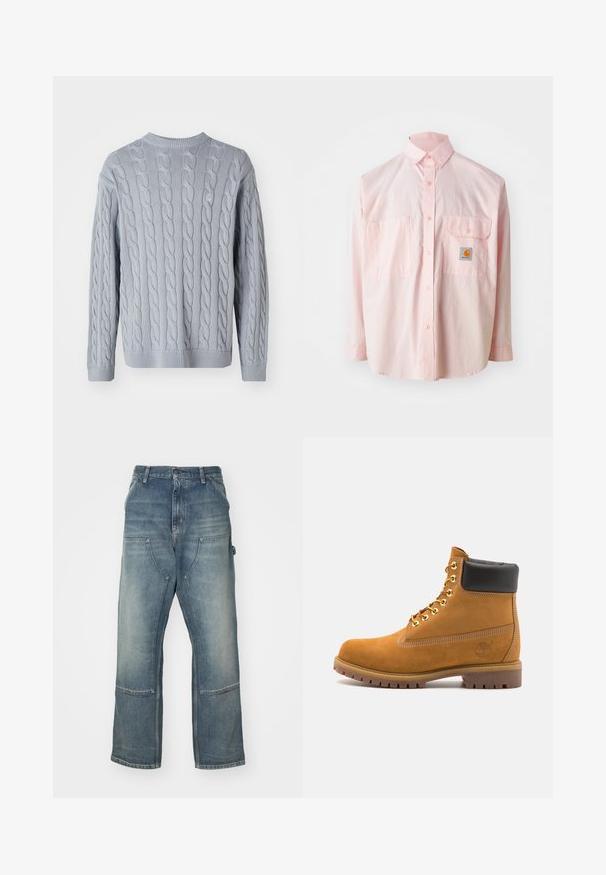Jasnoniebieski sweter z dzianiny z wzorem w warkocze, z długimi rękawami i okrągłym dekoltem. Prążkowane mankiety i dół dodają faktury i struktury.; Jasnoróżowa koszula z długim rękawem, zapinana na guziki, z dwiema kieszeniami na piersi i metką z logo. Wykonana z bawełny, z klasycznym kołnierzykiem.; Jasnoniebieskie dżinsy o luźnym kroju, wykonane z denimu. Mają szerokie nogawki, duże przednie kieszenie oraz kontrastowe detale szwów.; Beżowe zamszowe botki sięgające kostki z czarną wyściełaną krawędzią, złotymi oczkami, białymi detalami szycia oraz wytrzymałą gumową podeszwą z wyraźnym bieżnikiem.