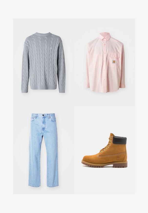 Jasnoniebieski sweter z dzianiny z wzorem w warkocze, z długimi rękawami i okrągłym dekoltem. Prążkowane mankiety i dół dodają faktury i struktury.; Jasnoróżowa koszula z długim rękawem, zapinana na guziki, z dwiema kieszeniami na piersi i metką z logo. Wykonana z bawełny, z klasycznym kołnierzykiem.; Jasnoniebieskie dżinsy o prostym kroju, wysoki stan, pięć kieszeni oraz klasyczne zapięcie na guzik i zamek błyskawiczny.; Beżowe zamszowe botki sięgające kostki z czarną wyściełaną krawędzią, złotymi oczkami, białymi detalami szycia oraz wytrzymałą gumową podeszwą z wyraźnym bieżnikiem.