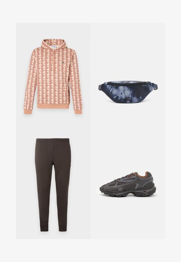 Hættetrøje i lys fersken med et geometrisk rødt mønster. Har en frontlynlås og ribbede manchetter. Lille logo på brystet.; Mørkebrune sweatpants lavet af blødt stof. Har et elastisk taljebånd og tapered manchetter. Minimalistisk design uden mønstre.; Lacoste sneakers i mørkegrå med mesh og syntetisk materiale, udstyret med en tekstureret sål og brune accenter på kraven og brandingen.; Fanny pack i mørkeblå tie-dye tryk med lynlåslåg, tekstureret materiale og en fremtrædende logo detalje på forsiden.