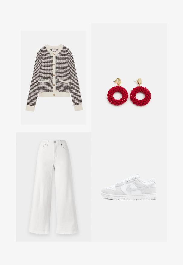 Gebreide cardigan in crème en marineblauw met horizontale strepen, voorzien van ronde parelknoopjes en twee voorzakken. Ribbelmanchetten.; Witte wijde jeans gemaakt van denim, met een hoge taille, een ontwerp met vier zakken en een ruwe zoom aan de onderkant voor textuur.; Witte Nike sneakers met een combinatie van textuurleer en suede, met een laag ontwerp, ronde neus en een rubberen zool met patroon.; Rode kralen oorbellen in een ringvorm met een gegroefde oppervlakte en een gouden sluiting. Cirkelvormig met een open midden en afgeronde kraaldetails.
