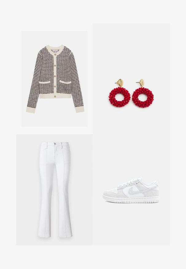 Trikotažna jakna v kremni in mornarsko modri barvi s horizontalnimi črtami, z okroglimi bisernimi gumbi in dvema sprednjima žepoma. Ribošedni manšeti.; Bela denim flare jeans z visokim pasom, z kontrastnim šivanjem, sprednjimi žepi in zadrgo. Gladka, trdna tekstura tkanine.; Bele tene Nike z sneakerji z mešanico teksturirane usnja in semiša, z nizkim dizajnom, okroglo toe in vzorčastim gumijastim podplatom.; Rdeči krožni uhani s perlicami z awkim površjem in zlato-naročnikom za zapiranje. Krog oblike z odprtim središčem in okroglimi podrobnostmi z biseri.