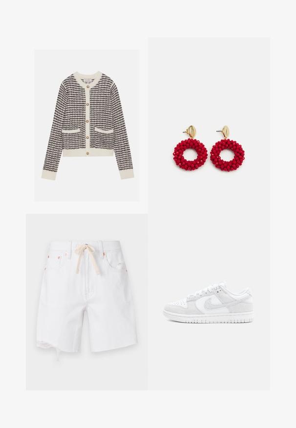 Cardigã de malha em creme e azul-marinho com riscas horizontais, apresentando botões redondos de pérola e dois bolsos frontais. Punhos canelados.; Shorts de ganga brancos com bainha desfalcada, material em mistura de algodão e cordão bege. Apresenta metais em tom cobre e bolsos laterais.; Sapatilhas brancas da Nike que apresentam uma mistura de couro texturizado e camurça, com um design de cano baixo, bico redondo e sola de borracha com padrão.; Brincos de argola vermelhos com superfície texturizada e fecho de pino em tom dourado. Forma circular com centro aberto e detalhes em contas arredondadas.