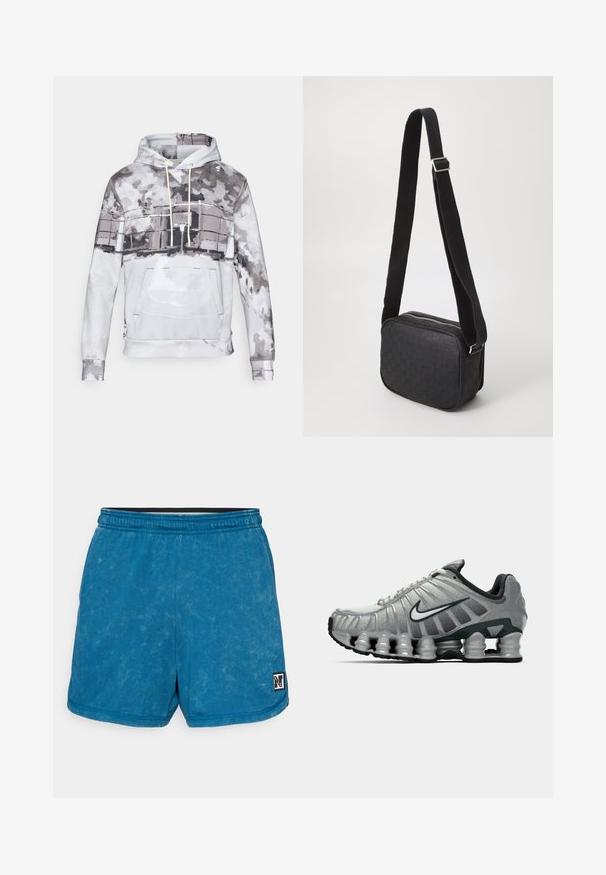 Džemper s kapuljačom od mekane tkanine, sa akvarel uzorkom u nijansama sive i bijele. Ima prednji džep i uzicu.; Plave dukserice s izblijedjelim završetkom. Elastična traka u struku s crnim rubom. Ima malu logo oznaku na donjoj desnoj strani.; Sive i crne Nike trkaće cipele s vidljivim opružnim jastučićem ispod đona i bijelim swoosh logotipom sa strane.; Crna torbica na rame s teksturiranim uzorkom kože, pravokutnog oblika, s patentnim zatvaračem i naramenicom od kontrastne tkanine.