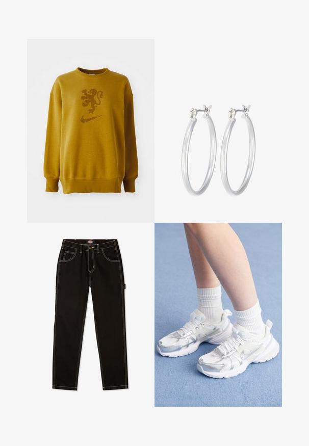 Sweatshirt jaune moutarde à col rond, coupe oversized, avec un logo de lion à pois au-dessus du swoosh Nike. Tissu doux avec des poignets côtelés.; Pantalons en denim noir avec des coutures blanches contrastantes, cinq poches et une étiquette sur le côté. Coupe standard, design à jambe droite.; Des chaussures de sport blanches avec des mailles et des superpositions synthétiques, arborant un swoosh Nike argenté, assorties à des chaussettes blanches à côtes sur une surface bleue.; Boucles d'oreilles en argent avec une finition lisse et polie. Forme ronde et fermeture à clip sécurisée. Design léger adapté pour un port quotidien.