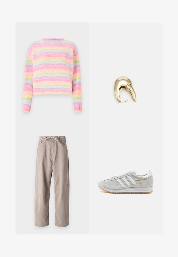 Multikleur gestreepte trui met roze, blauw en pastelgele tinten, met een zachte, gestructureerde afwerking en een ronde halslijn.; Beige corduroybroek met een losse pasvorm, voorzien van een tailleband met trekkoord, twee voortassen en een verticale ribbelstructuur.; Lichtgrijze sneaker van suede en mesh, met drie witte strepen, ronde neus en een gumrubberen zool. Gouden logo-accent bij de veters.; Gouden metalen oorbel met een slank, gebogen ontwerp. Beschikt over een kenmerkende puntige vorm, gepolijste oppervlakte en scharnier sluiting.
