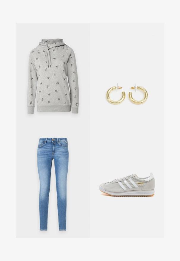 Szürke kapucnis pulóver. Kicsi fekete virágmintás hímzés, bordás mandzsetták és zsinór a nyaknál. Puha, könnyed anyag.; Vékony fit világoskék farmernadrág, közepes derekú, elöl gombbal, öt zsebes kialakítással.; Világosszürke sportcipő velúr és hálós anyagból, három fehér csíkkal, kerek orral és gumi talppal. Arany logó dísz a fűzők közelében.; Arany fülbevalók sima, fényes felülettel. Kör alakú dizájn, amely kis kapoccsal és átlátszó tartozékkal rendelkezik a biztonságos viselés érdekében.