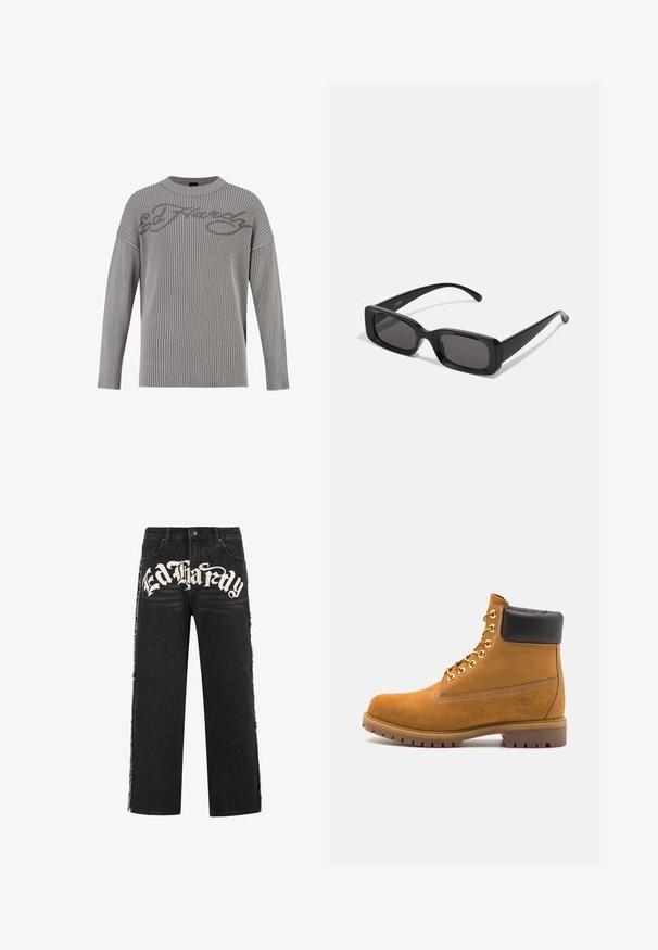 Grijze geribbelde gebreide trui met een ronde halslijn, val-schouders en een gestructureerd oppervlak. Bevat het "Ed Hardy" logo in donkergrijs op de voorkant.; Zwarte denim wijde jeans met gescheurde randen en opvallende witte "Ed Hardy" tekst aan de voorkant. Voorzien van een standaard knoopsluiting.; Tan suède enkelboot met zwart gevoerd kraagje, gouden metalen oogjes, witte stikdetails en een robuuste rubberen zool met uitgesproken profiel.; Zwarte rechthoekige zonnebril met donkere lenzen, glanzende afwerking, brede pootjes en een robuust frameontwerp. Gegraveerde merknaam op één van de pootjes.