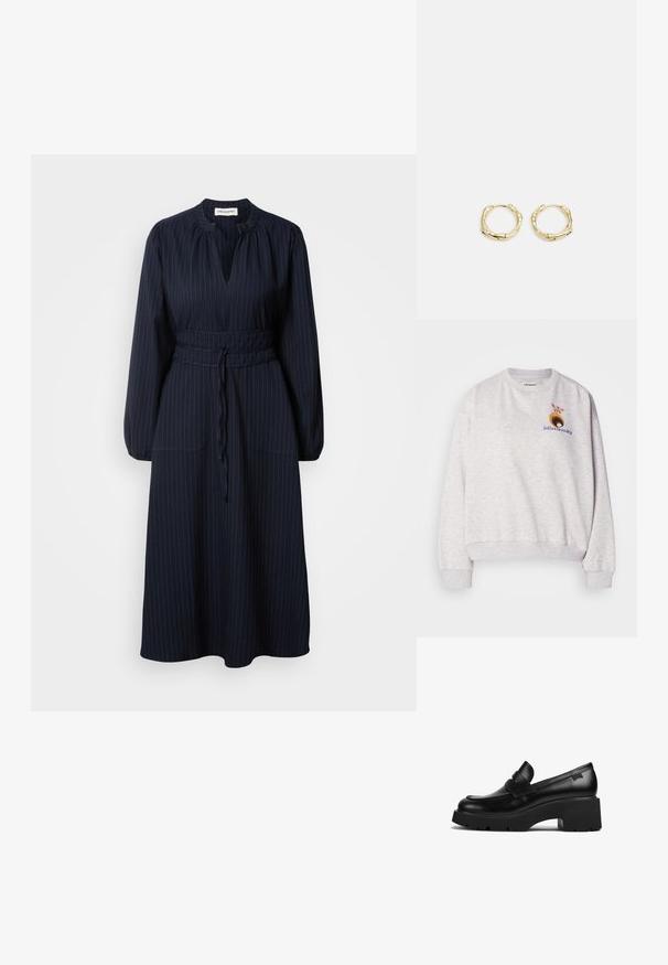 Světle šedá mikina vyrobená z měkkého materiálu, s kulatým výstřihem a žebrovanými manžetami, s květinovou výšivkou na hrudi.; Námořnickě modré šaty s vertikálními proužky, dlouhými rukávy, plisovaným výstřihem a opásaným pasem. Obsahují dvě přední kapsy.; Černý kožený mokasín s robustním podpatkem a silnou podrážkou, s páskovým detailem přes horní část, zobrazený z boku na bílém pozadí.; Černá kůže hobo taška s jedním měkkým, zaobleným uchopem; má hladkou texturu a minimalistický design. Bez viditelného kovového doplňku nebo akcentů.; Zlaté kruhové náušnice s texturovaným, nepravidelným tvarem. Disponují bezproblémovým uzávěrem a leštěným povrchem, což zdůrazňuje moderní design.