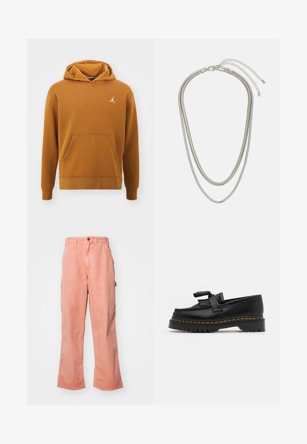 Jordan Felpa con cappuccio - desert bronze white; Pantaloni cargo color pesca realizzati in cotone. Presentano una chiusura con bottone, gambe larghe e tasche laterali per la funzionalità. Texture liscia, design informale.; Mocassino in pelle nera con un'accento a frange, dotato di una suola nera spessa e cuciture gialle lungo il bordo. Finitura testurizzata.; Collana in metallo argentato a tre strati caratterizzata da catene sottili e flessibili con una leggera lucentezza, fissata con un gancio a molla e una catena regolabile.