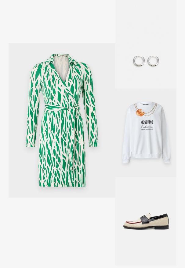 MOSCHINO - Bluza; Zielona i biała sukienka w stylu wrap z długimi rękawami, kołnierzykiem, wiązaniem w talii oraz abstrakcyjnym wzorem przypominającym korę na gładkim materiale.; Beżowe loafersy z wytłoczonym wzorem, czerwonym akcentem i błyszczącym czarnym obcasem. Posiadają pasek z detalem klamry. Płaska czarna podeszwa.; Srebrne kolczyki w kształcie obrączek z polerowanym wykończeniem, mające okrągły kształt i zapięcie na zawias, podkreślające elegancki i minimalistyczny design.