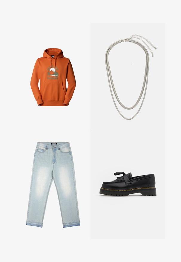 Felpa arancione con cappuccio e tasca frontale, caratterizzata da una grafica di montagne, alberi e sole, oltre al testo "Non smettere mai di esplorare."; Pegador BARROW - Jeans loose fit - sand washed blue; Mocassino in pelle nera con un'accento a frange, dotato di una suola nera spessa e cuciture gialle lungo il bordo. Finitura testurizzata.; Collana in metallo argentato a tre strati caratterizzata da catene sottili e flessibili con una leggera lucentezza, fissata con un gancio a molla e una catena regolabile.