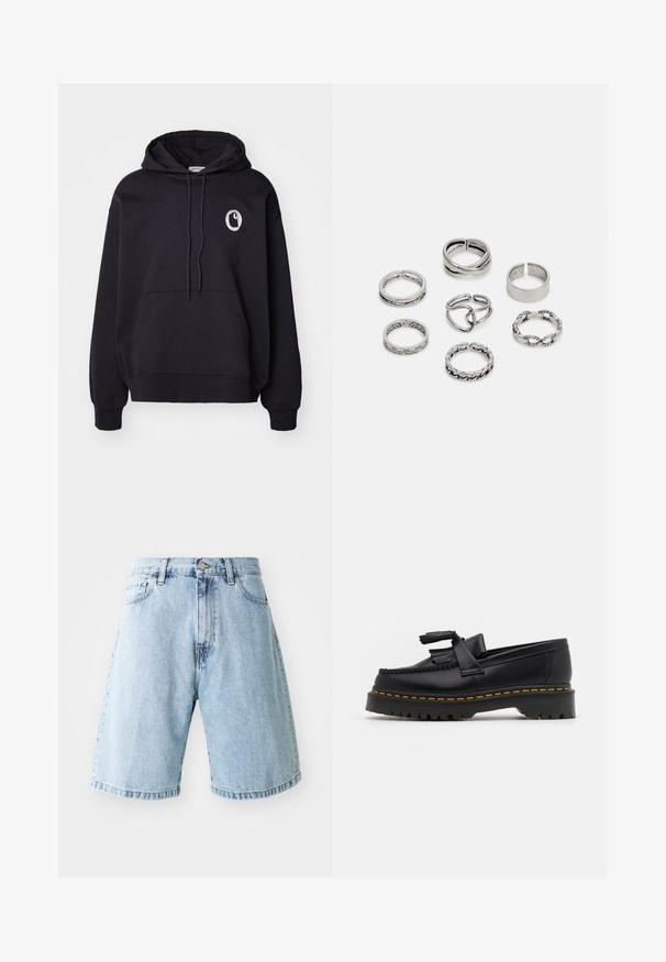 Černá mikina s kapucí vyrobená z měkké tkaniny, se přední kapsou typu "klokan", šňůrkovou kapucí a kruhovým logem na levé hrudi.; Světle modré denimové šortky s uvolněným střihem, vybavené páskem s knoflíkem, předními kapsami a manžetami na lemu. Klasická denimová struktura.; Černé kožené mokasíny s třásněmi, se silnou černou podrážkou a žlutým prošíváním podél okraje. Texturovaný povrch.; Sada sedmi stříbrných prstenů s různými vzory, včetně zamotaných, propletených a rytých motivů. Různé tvary a šířky.