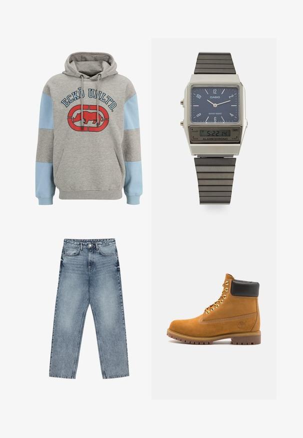 Šedá mikina s světle modrými rukávy a klokaní kapsou. Na přední straně se nachází červené a černé grafické logo. Měkká tkanina z bavlněné směsi.; Světle modré džíny z denimu se střihom rovnými nohavicemi, viditelným šitím, designem s pěti kapsami a knoflíkovým zapínáním v pase.; Hnědé semišové kotníkové boty s černým polstrovaným límcem, zlatými kovovými očky, bílým prošíváním a odolnou gumovou podrážkou s výraznými drážkami.; Digitální hodinky Casio s modrým ciferníkem, stříbrným pouzdrem a vrstveným černým gumovým remínkem. Zobrazuje čas a nastavení alarmu. Voděodolné.