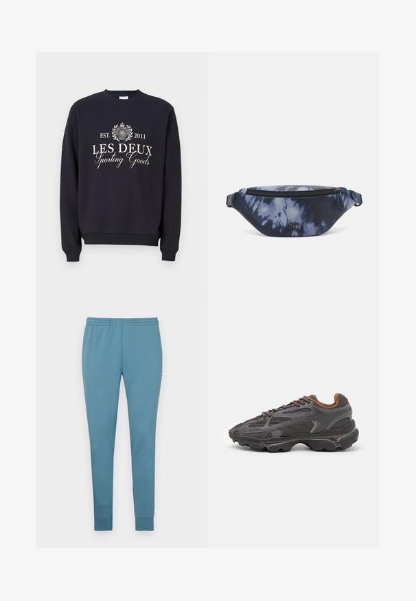 Felpa blu navy realizzata in misto cotone, con collo a giro, maniche lunghe e un grafico frontale con "Les Deux Sporting Goods" in crema.; Pantaloni della tuta azzurro chiaro realizzati in tessuto morbido, con un design affusolato, vita elasticizzata e orli a costole. Piccolo logo sul lato.; Sneaker Lacoste grigie scure in materiale mesh e sintetico, con suola testurizzata e dettagli marroni sul colletto e sul branding.; Marsupio in stampa tie-dye blu scuro con una parte superiore con zip, materiale testurizzato e un logo ben visibile sul davanti.
