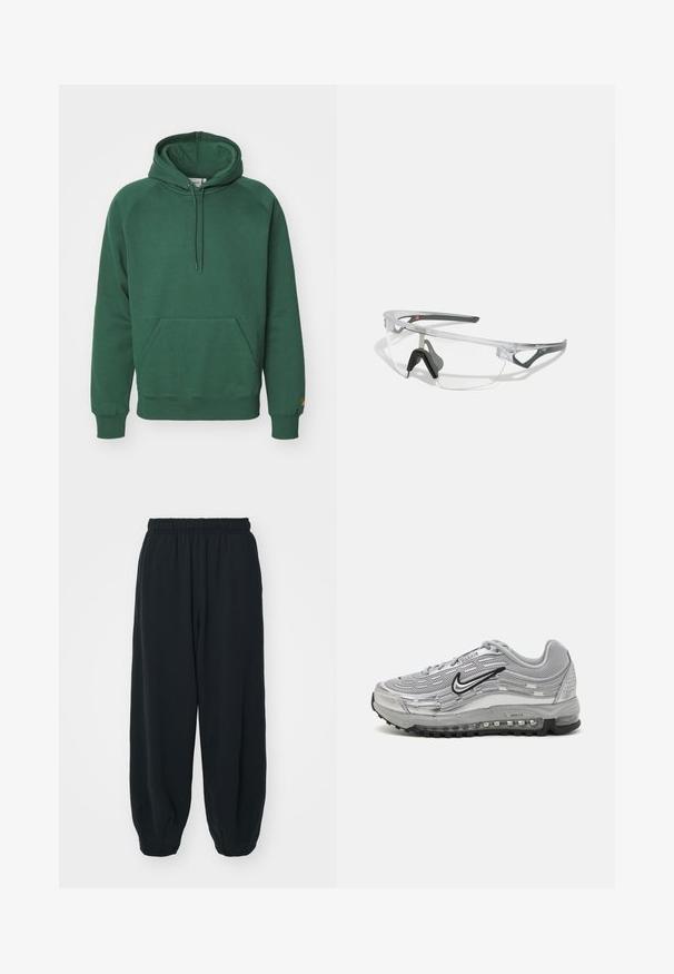 Carhartt WIP HOODED CHASE - Mikina - sycamore tree/gold; Čierne tepláky s elastickým pásom, vo voľnom strihu, s manžetami na členkoch, hladkej textúry a bez viditeľných vzorov alebo kovových doplnkov.; Sivé tenisky Nike Air Max s vrchnou časťou z jemnej siete a syntetického materiálu, vlnkovým dizajnom, čiernymi akcentmi a viditeľnou vzduchovou tlmiacou jednotkou.; Priehľadné bezpečnostné okuliare s ľahkým, transparentným rámom a sivými akcentmi. Majú obopínajúci dizajn a nastaviteľný nosník.