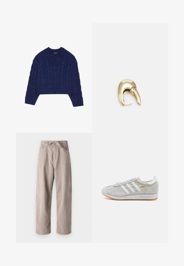 Tumesinine lühike sviiter V-kaelusega, millel on tekstuuriga soonikute ja ribidega muster. Valmistatud kudumiskangast.; Beige kammkootud püksid, millel on mugav lõige, paelaga vöökoht, kaks eesmist taskut ja vertikaalne soonik tekstuur.; Heled hallid tossud, mis on valmistatud nubukist ja võrgust, millel on kolm valget triipu, ümmargune varvas ja kummist tald. Kuldne logoelement paelte lähedal.; Kuldtooni metallist kõrvarõngas, millel on elegantne ja kaarjas disain. Omab silmapaistvat teravat kuju, poleeritud pinda ja hingesulgemist.