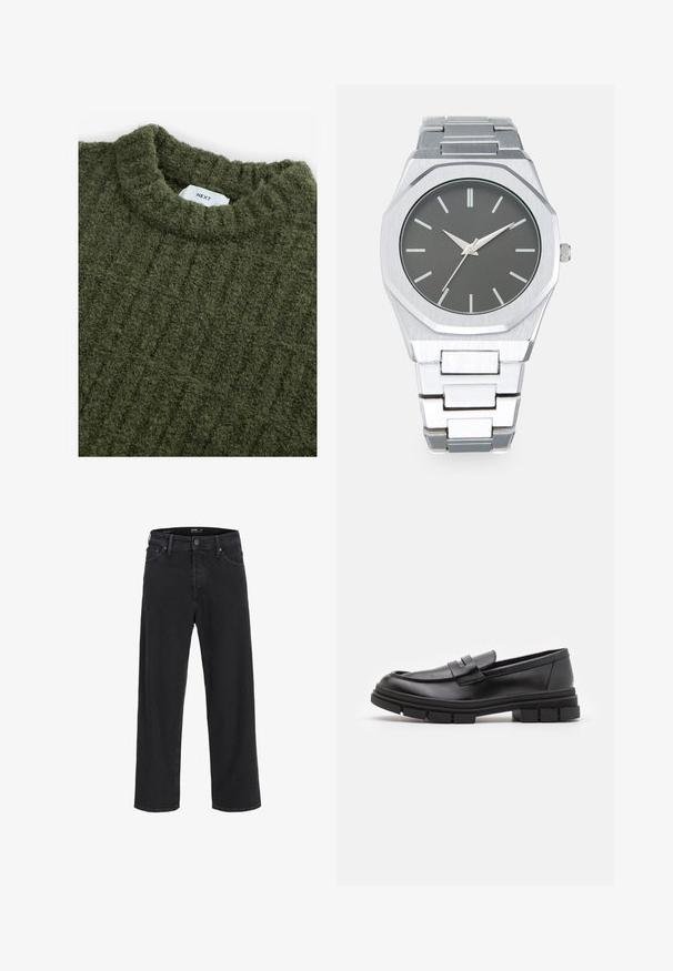 Zielony wełniany sweter z wysokim kołnierzem, fakturowaną powierzchnią i subtelnym pionowym prążkowaniem. Posiada wszytą metkę przy dekolcie.; Czarne dżinsy o prostych nogawkach z zapięciem na guziki i zamek błyskawiczny, szlufkami na pasek oraz przednimi i tylnymi kieszeniami.; Czarne skórzane mokasyny o gładkim wykończeniu, z paskiem na przodzie i masywną gumową podeszwą z rowkowaniem.; Srebrny zegarek analogowy z ośmiokątną kopertą, szarym cyferblatem, srebrnymi znacznikami godzinowymi oraz bransoletą z ogniw ze stali nierdzewnej. Minimalistyczny design o gładkiej fakturze.