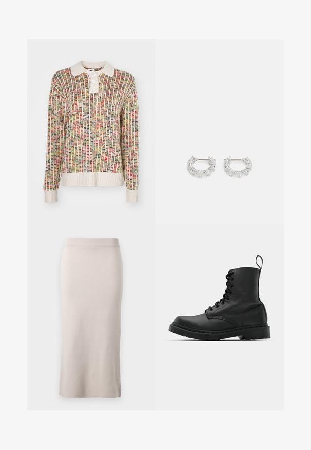 Kötött pulóver galléros nyakkal. Többszínű, vörös, zöld, sárga és krémszínű függőleges csíkokkal rendelkezik. Közepes súlyú textúra.; Öltözködéshez illő, világos bézs színű kötött ceruzaszoknya, bordás derékrésszel, karcsú szabással és oldalsó hasítékkal a szabad mozgás érdekében. Puha tapintású, visszafogott dizájn.; Fekete bőr harci csizma, kerek orral, fűzős elülső résszel és húzófüllel a bokánál. Vastag gumitalp jellemzi, amely tartósságot biztosít.; Ezüst fülbevalók, amelyek téglalap és háromszög formájú áttetsző kristályokból állnak, körkörös elrendezésben, középen egy rögzítőpinnel.