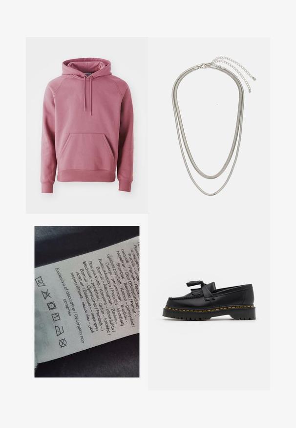 Růžová mikina s klokaní kapsou vpředu, žebrovanými manžetami a lemem. Obsahuje kapuci se šňůrkami a hladkou texturu látky.; Štítek s vícejazyčným textem, symboly péče a ikonami recyklace, vytištěný na měkkém materiálu připomínajícím látku ve světlé barvě.; Černé kožené mokasíny s třásněmi, se silnou černou podrážkou a žlutým prošíváním podél okraje. Texturovaný povrch.; Vícevrstvý stříbrný kovový náhrdelník s elegantními, flexibilními řetízky s jemným leskem, zabezpečený karabinkou a nastavitelným řetízkem.