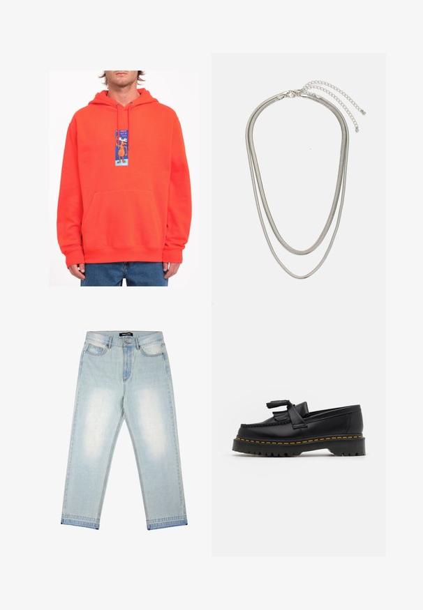 Oranje hoodie met een voorzak in kangoeroestijl, met een blauwe grafische label van een cartoonmoose die "moose out of life" zegt. Machinaal gebreide textuur.; Pegador BARROW - Wijde jeans - sand washed blue; Zwarte leren loafers met een franjesaccent, voorzien van een dikke zwarte zool en gele stiksels langs de rand. Gevoelige afwerking.; Driedelige zilveren metalen halsketting met slanke, flexibele kettingen met een lichte glans, beveiligd met een karabijnhaak en een verstelbare ketting.