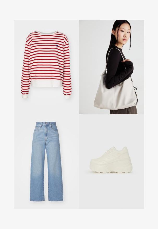 Rød og hvit stripete hettegenser med lange ermer, rund hals og ribbekant. Har en liten blå logo på brystet.; Lys blå høytlivs vide jeans med knapp- og glidelås lukking foran, foran og bak lommer, på en hvit bakgrunn.; Hvite plattformsnickers med en glatt læraktig overdel, avrundet form, polstret krage og teksturert gummisåle med tydelige dekk.; Beige håndveske laget av mykt materiale, med en slapp design, sydd detaljer og to skulderstropper. Passer for daglig bruk.