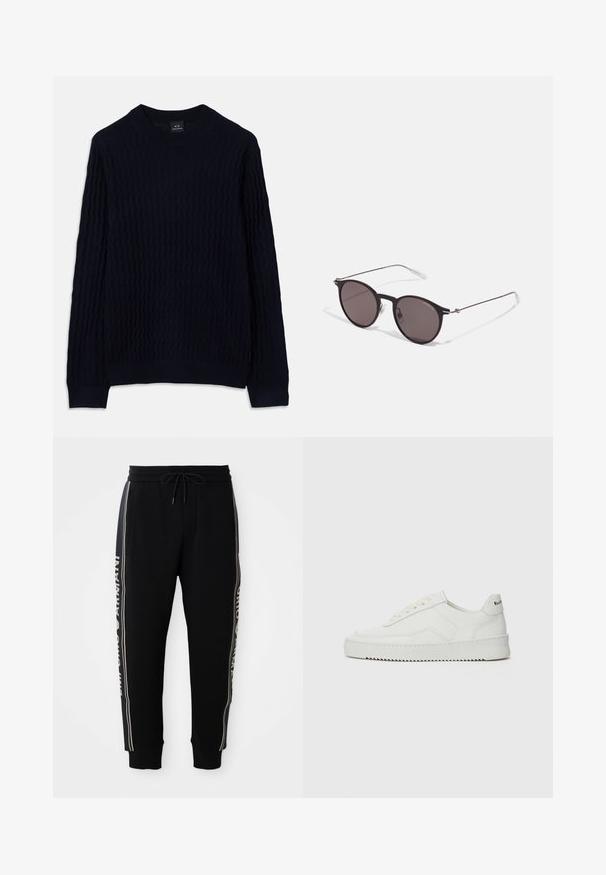 Marineblauer langärmeliger Pullover mit strukturiertem, wellenförmigem Strickmuster und geripptem Rundhalsausschnitt, Bündchen und Saum von Armani Exchange.; Schwarzes Baumwoll-T-Shirt mit Rundhalsausschnitt, kurzen Ärmeln und dem "EMPORIO ARMANI"-Logo in Weiß über dem geschwungenen Schriftzug "Milano".; Schwarze Jogginghosen mit elastischem Bund, Kordelzug, seitlichen Taschen, gerippten Bündchen und weißem "Emporio Armani"-Text entlang der Seitenstreifen.; Weiße Ledersneaker mit glatter Oberfläche, runder Zehenpartie, flachen Schnürsenkeln und strukturiertem Sohlenprofil. Mit einem dezenten Logo an der Ferse.; Schwarze runde Sonnenbrille mit dunklen Gläsern und schlanken Metallbügeln. Enthält klare Tempelspitzen und silberne Akzente am Scharnier. Minimalistisches Design.