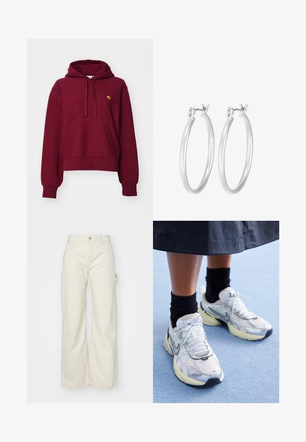 Bordeaux hooded sweatshirt van katoenmix, met een voorzak in kangoeroestijl, ribgebreide mouwen en geborduurd logo op de borst.; Wijde broek in lichtbeige stof, met een hoge taille, voorzakken en een zijlusdetail voor extra functionaliteit.; Witte en zilveren Nike sneakers van meshstof, met reflecterende accenten en een beige zool. Gedragen met zwarte sokken, staand op een blauwe ondergrond.; Zilveren oorbellen in de vorm van een gladde, gepolijste ring. Ronde vorm met een veilige kliksluiting. Lichtgewicht ontwerp, geschikt voor dagelijks gebruik.