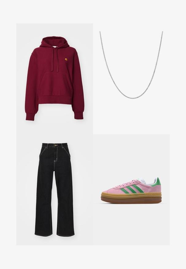 Bordeaux huva sweatshirt i bomullsmaterial, med en framficka i kängurustil, ribbade manschetter och broderad logotyp på bröstet.; Svarta vida jeans i denim, med kontrasterande vit sömnad och framknäppning, samt två snedställda framfickor.; Rosa mockaskor med gröna ränder, vita accenter och en brun gummisula. Har ett strukturerat tyg och logodetaljer på sidan.; Silverfärgad kedjehalsband med en slät, rund platt länkdesign. Har en blank yta och mäter cirka 50 centimeter i längd.