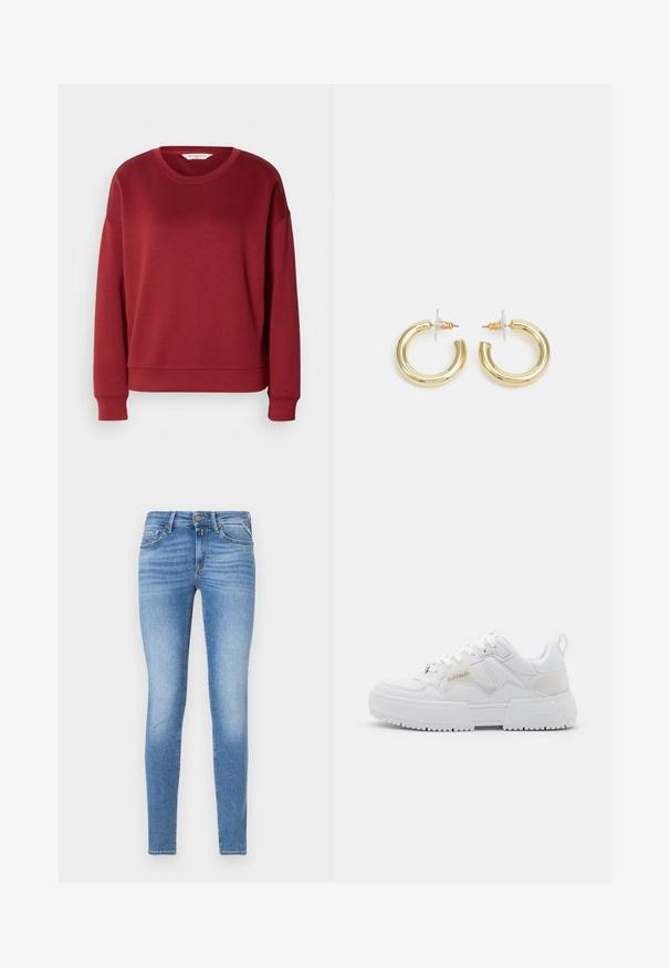 Crvena dukserica s okruglim izrezom, dizajnom spuštenih ramena, rebrastim manžetama i rubom. Izrađena od meke, glatke tkanine s jednostavnom, jednobojnom bojom.; Uske slim-fit svijetloplave teksas traperice s srednjim strukom, prednjim gumbom i dizajnom s pet džepova.; Bijele tenisice s masivnim dizajnom, izrađene od kože i sintetičkih materijala, s teksturiranim detaljima, vezicama i istaknutim zlatnim logotipom.; Zlatne kružne naušnice s glatkom, sjajnom završnom obradom. Kružni dizajn s malom potporom i prozirnom podlogom za sigurno nošenje.