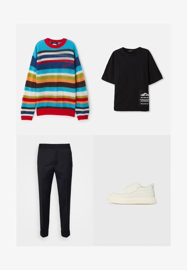Sweater de malha multicolorido com riscas horizontais em azul, vermelho, verde e castanho. Decote e punhos em vermelho canelado. Malha leve e de trama aberta.; Camisa preta oversized feita de algodão, com mangas curtas, decote redondo e um rótulo com texto branco num bolso lateral.; Calças pretas feitas de um tecido leve, apresentando uma cintura elástica, bolsos laterais e punhos dobrados. Textura suave com pregas frontais.; Sapatilha branca sem atacadores com um acabamento texturizado, apresentando um bico arredondado e sola de borracha grossa. Costuras leves realçam o design.
