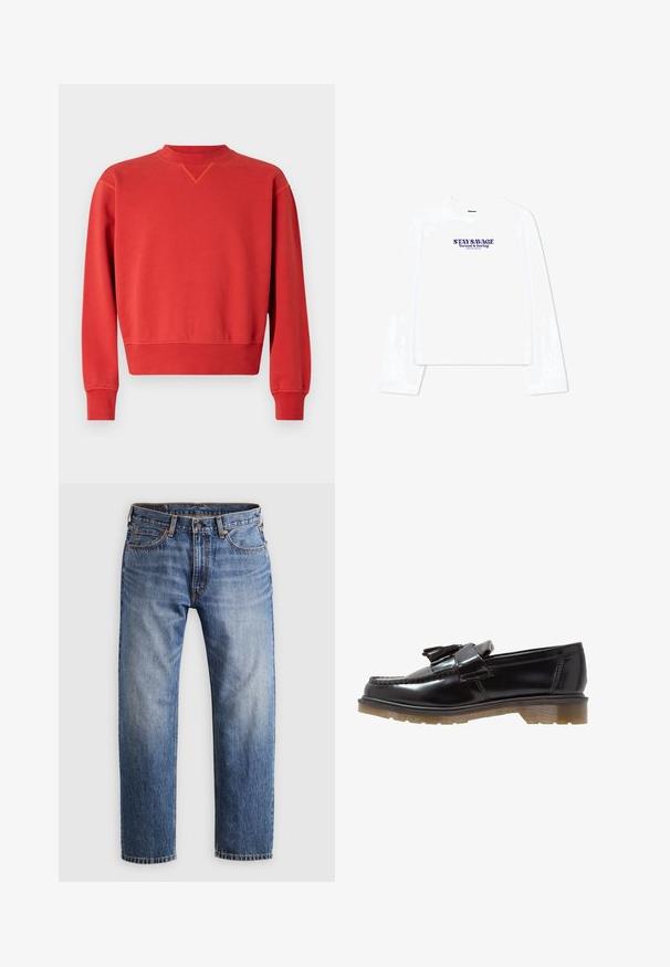 Rød genser med rund hals og lange ermer. Glatt tekstur, ribbede mansjetter og hem, med en subtil V-søm-detalj ved kragen.; Hvit langermet t-skjorte med rund hals og cropped design. Teksten er trykket i lilla og sier "STAY SAVAGE Normal er kjedelig."; Rette ben blå denim jeans med knapp- og glidelås lukking, fem lommer og oransje sømmer på en lys grå bakgrunn.; Sorte patent lær loafers med en flettet design, frynseaccent og en chunky, teksturert gummisåle. Sidesyn viser en slank silhuett.