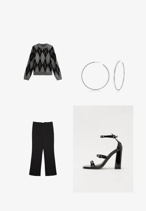 New Look ARGYLE CREW NECK MIDWEIGHT - Trui - light grey; Zwarte langarm T-shirt van zacht katoen. Beschikt over een ronde halslijn, een relaxed fit en een minimalistisch ontwerp zonder patronen of versieringen.; Zwarte broek met een rechte pasvorm, voorzien van zijzakken en plooien aan de onderzijde. Gemaakt van zachte, gladde stof. Geschikt voor verschillende gelegenheden.; Zwarte patent lederen sandalen met hoge hakken, twee gespenbanden, een vierkante neus en een stevige blokhak, met een gladde, glanzende textuur.; Zilveren hoepel oorbellen met een gladde, gepolijste afwerking. Eén oorbel is een volledige hoepel, terwijl de andere gedeeltelijk open is, wat een minimalistisch ontwerp laat zien.